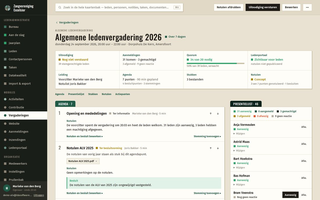 De ALV in het CRM: datum en locatie, quorum, de agenda met drie stemmingen en de presentielijst per lid