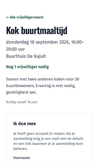 Een vrijwilliger meldt zich op zijn telefoon aan voor een dienst
