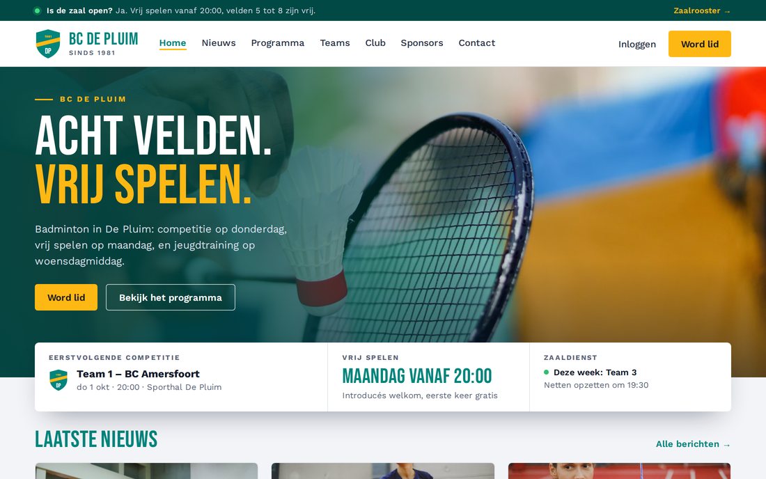 Website van BC De Pluim, een badmintonvereniging: de homepage met een fotohero, het programma en de laatste uitslag, in de kleuren van de club — gemaakt met de websitebouwer