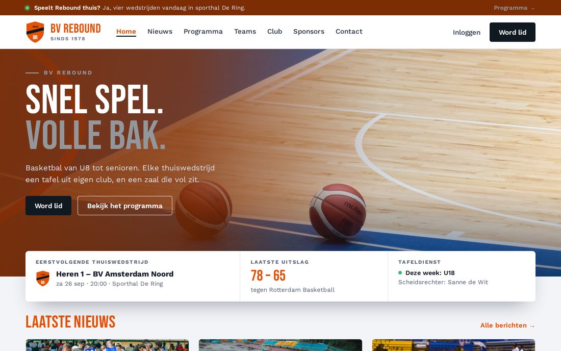 Website van BV Rebound, een basketbalvereniging: de homepage met een fotohero, het programma en de laatste uitslag, in de kleuren van de club — gemaakt met de websitebouwer