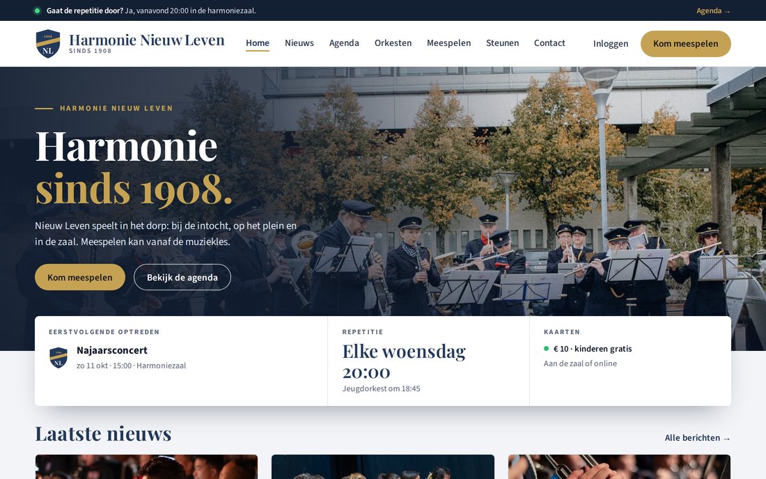 Website van Harmonie Nieuw Leven, een harmonie of fanfare: de homepage met een fotohero, de agenda en de eerstvolgende activiteit, in de kleuren van de club — gemaakt met de websitebouwer