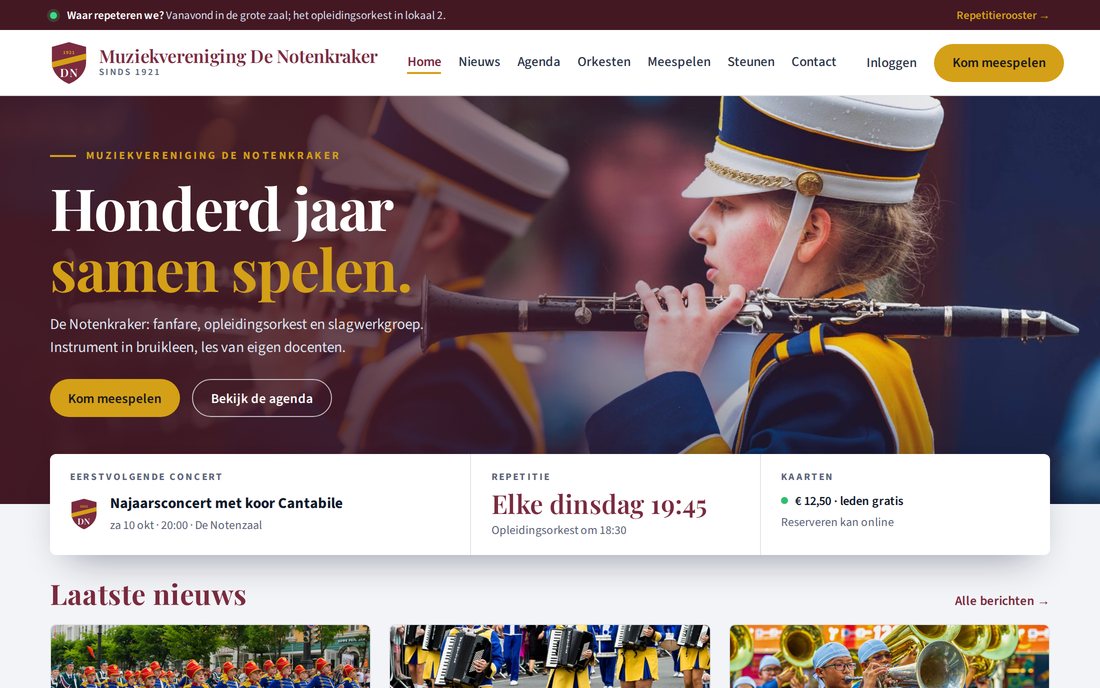 Website van Muziekvereniging De Notenkraker, een muziekvereniging: de homepage met een fotohero, de agenda en de eerstvolgende activiteit, in de kleuren van de club — gemaakt met de websitebouwer