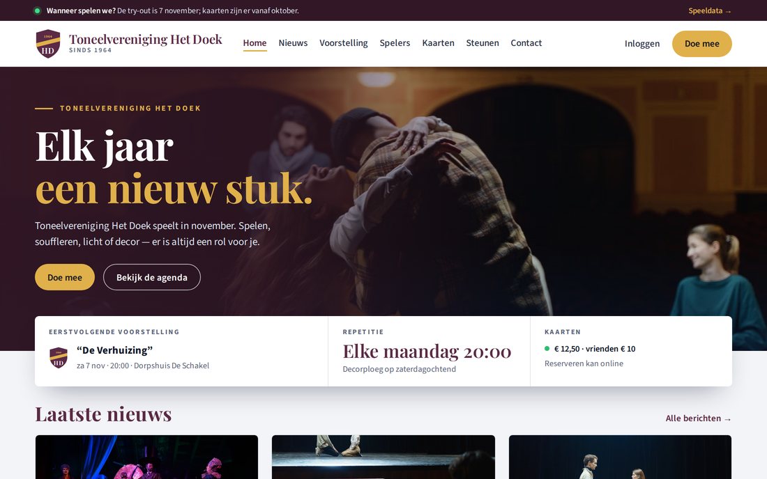 Website van Toneelvereniging Het Doek, een toneelvereniging: de homepage met een fotohero, de agenda en de eerstvolgende activiteit, in de kleuren van de club — gemaakt met de websitebouwer