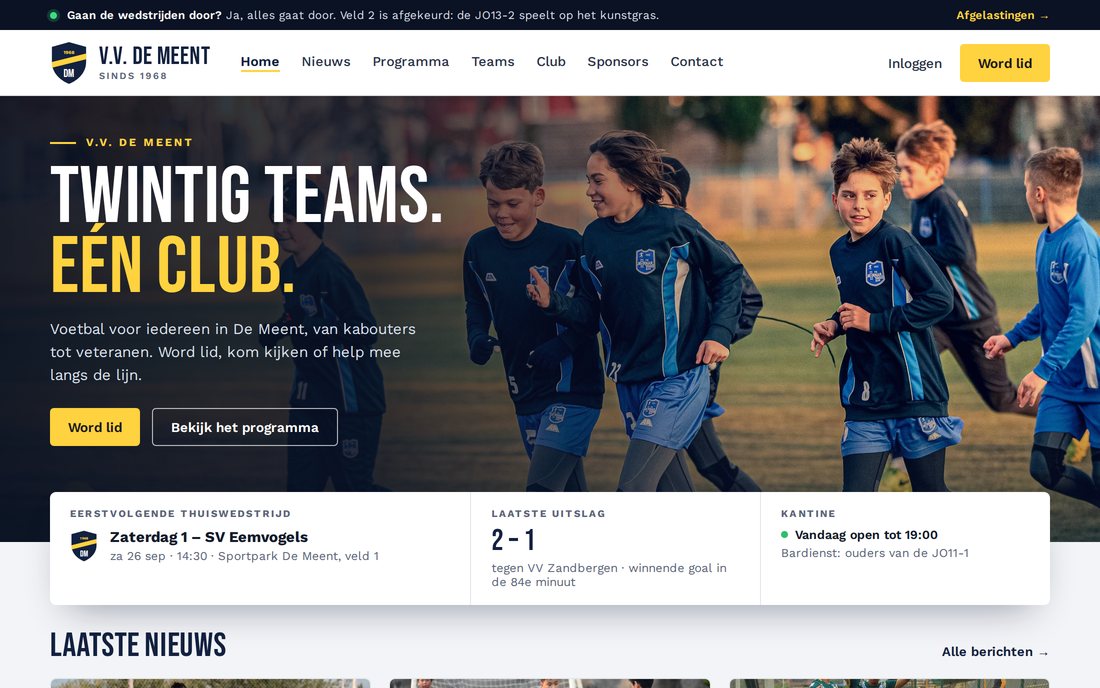 Website van v.v. De Meent, een voetbalclub: de homepage met een fotohero, het programma en de laatste uitslag, in de kleuren van de club — gemaakt met de websitebouwer